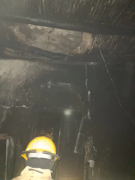 Un cortocircuito originó un voraz incendio en una casa