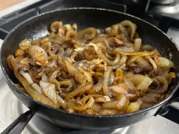 Cómo hacer cebollas caramelizadas: recetas fáciles con y sin azúcar para un toque dulce y único en tus platos