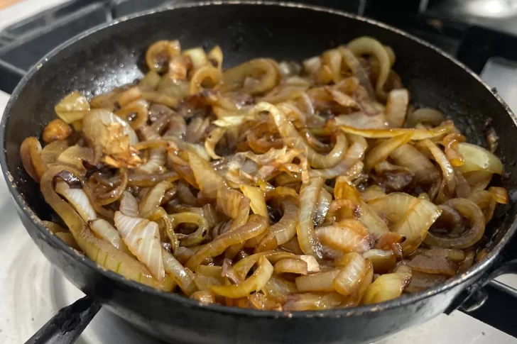 Cómo hacer cebollas caramelizadas: recetas fáciles con y sin azúcar para un toque dulce y único en tus platos