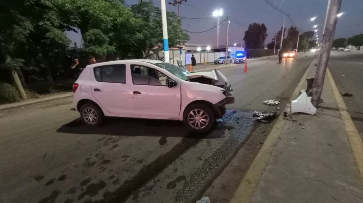 Se quedó dormida y estrelló su auto contra un poste