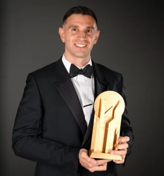 Dibu Martínez ganó por segunda vez el premio Lev Yashin al mejor arquero del mundo