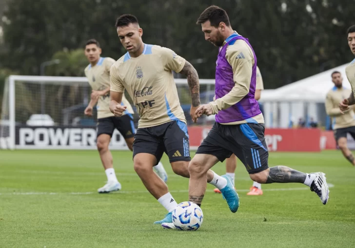 La Selección argentina se entrenó en la previa del partido ante Bolivia y Scaloni empieza a definir el equipo