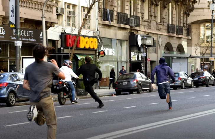 [VIDEO] Agredieron a un militante libertario frente al Congreso y debió refugiarse en una pizzería