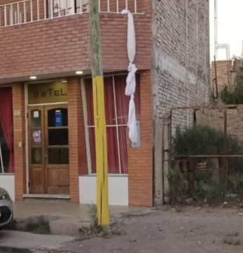 Huésped de hotel se robó un TV y huyó atando sábanas por la ventana: devolvieron el aparato a las horas