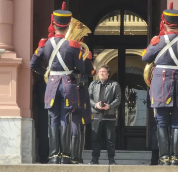 Cumpleaños del presidente: Milei saludó desde el balcón de la Casa Rosada y se emocionó con los Granaderos