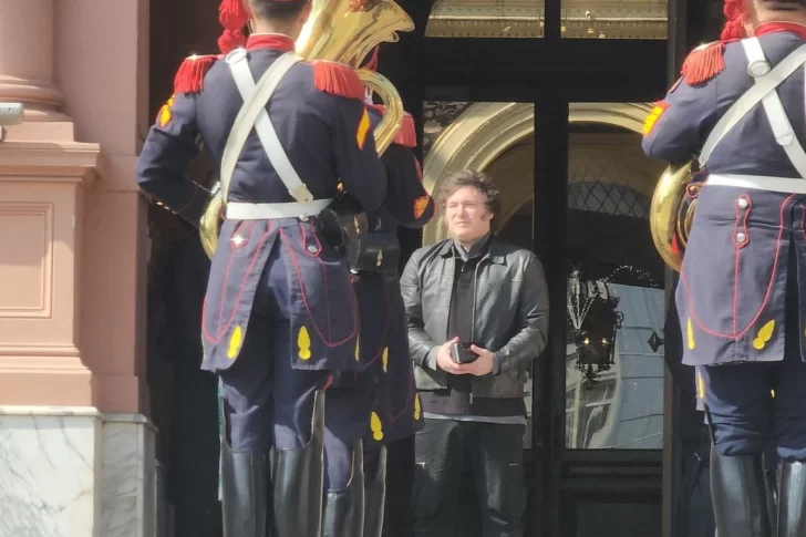 Cumpleaños del presidente: Milei saludó desde el balcón de la Casa Rosada y se emocionó con los Granaderos