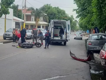 Motociclista resulta herida en la cabeza por un choque con automóvil