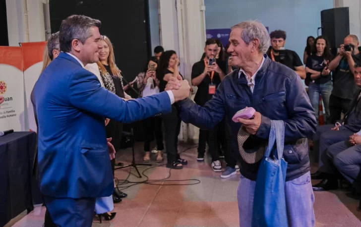 Orrego en una entrega de anteojos y audífonos: “Estamos para solucionar los problemas de las familias sanjuaninas”