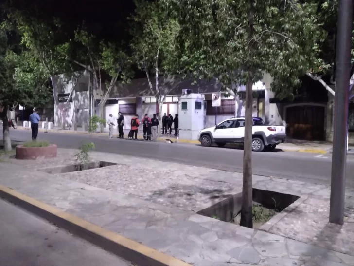 Revuelo por una Trafic mal estacionada en inmediaciones de la Sociedad Israelita de San Juan: activaron el protocolo de seguridad