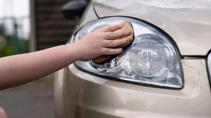 Adiós a las manchas en los faros del auto: el ingrediente de cocina que los deja impecables