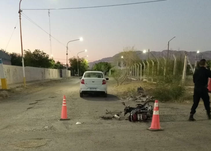 Una motociclista perdió dos dientes tras chocar contra un auto