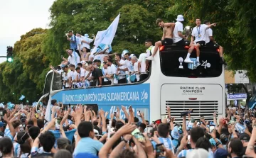 Así fue la caravana de Racing por el Obelisco tras ganar la Sudamericana