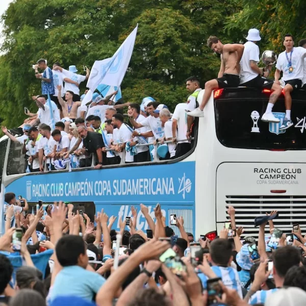 Así fue la caravana de Racing por el Obelisco tras ganar la Sudamericana