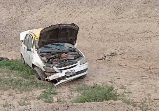 Un taxi sanjuanino volcó en Ruta 40, en el ingreso a Mendoza: el chofer resultó ileso