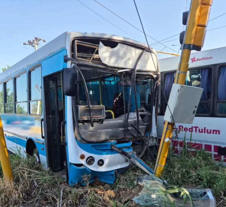 Dos colectivos protagonizaron un impresionante choque en un cruce que tenía el semáforo roto