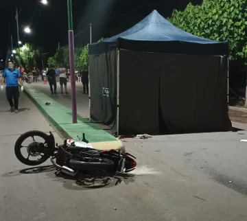 Dos primos en moto y sin casco, chocaron en un cruce y uno de ellos no sobrevivió