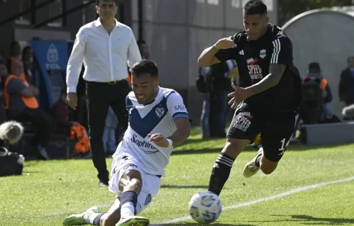 Vélez mantuvo la punta en soledad