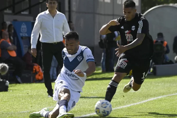 Vélez mantuvo la punta en soledad