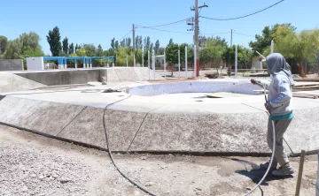 Para ahorrar agua, hacen piletas para que vecinos se bañen gratis