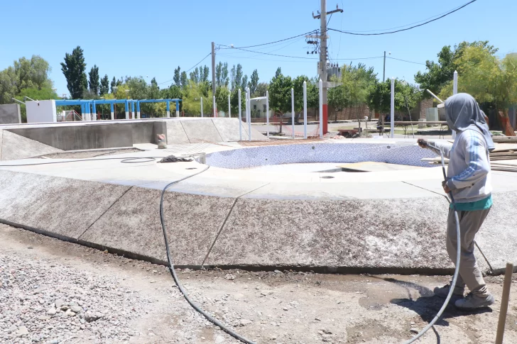 Para ahorrar agua, hacen piletas para que vecinos se bañen gratis