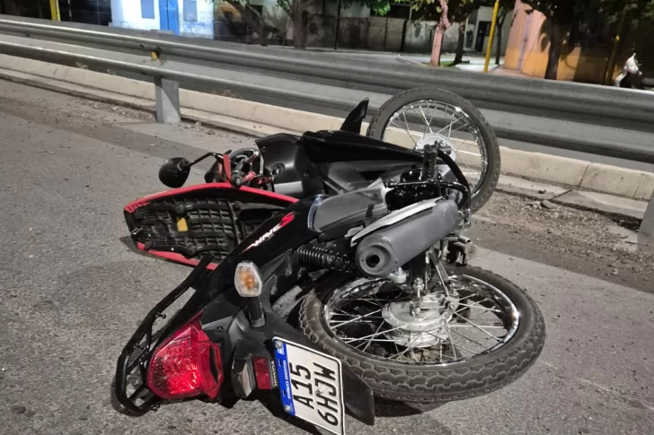 Iba en moto, perdió el control y se mató