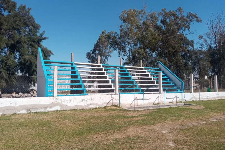 Tras 50 años, un club pudo iluminar por primera vez su cancha de fútbol