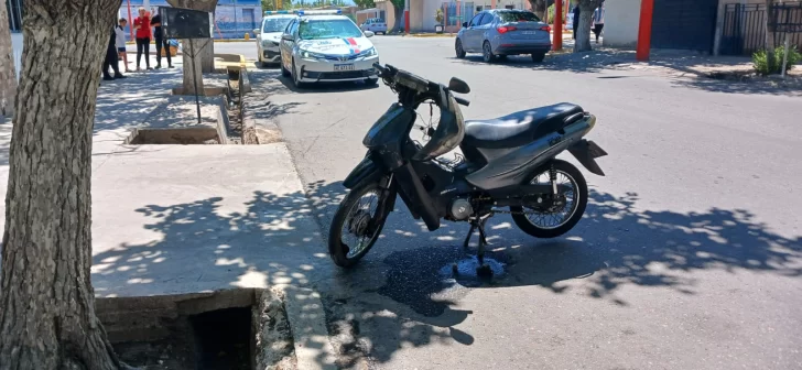 Un auto chocó a una moto y se dio a la fuga: los ocupantes de la moto terminaron en el hospital