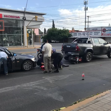 Un auto embistió a una motociclista y la mandó debajo de una camioneta