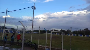 Lluvia en San Juan: cayó un rayo en una cancha mientras se jugaba un partido