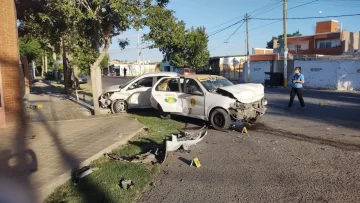 Siete heridos en un violento choque entre un remís y otro auto