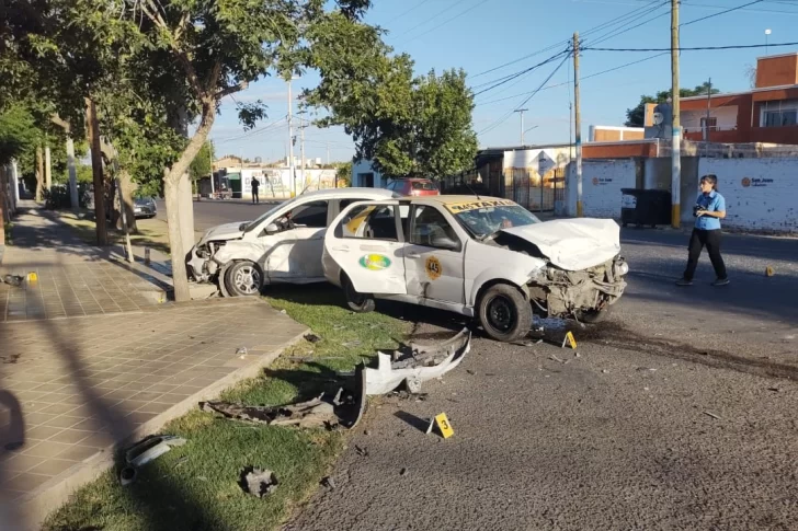 Siete heridos en un violento choque entre un remís y otro auto