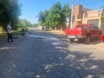 Un motociclista y una peatona fueron internados tras ser atropellados en distintos choques