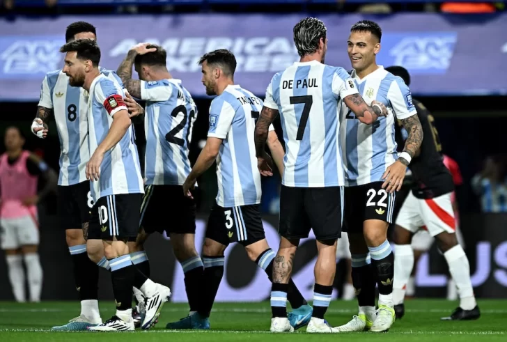 Con un lujito de Lautaro, Argentina venció a Perú y cerró el año como líder absoluto de las Eliminatorias