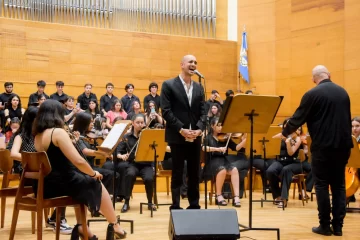 Abel Pintos cantó para alumnos de San Juan en el Auditorio