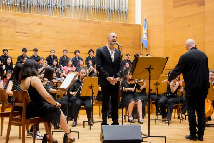 Abel Pintos cantó para alumnos de San Juan en el Auditorio