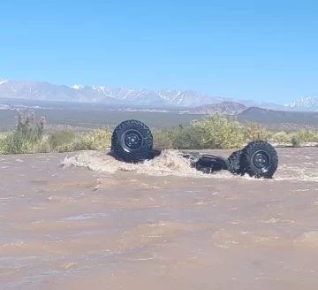 Intentaron cruzar el río Los Patos en un arenero y fueron arrastrados por la corriente