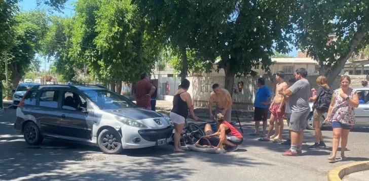 Manejaba alcoholizado, giró, un motociclista lo embistió y terminó en el hospital