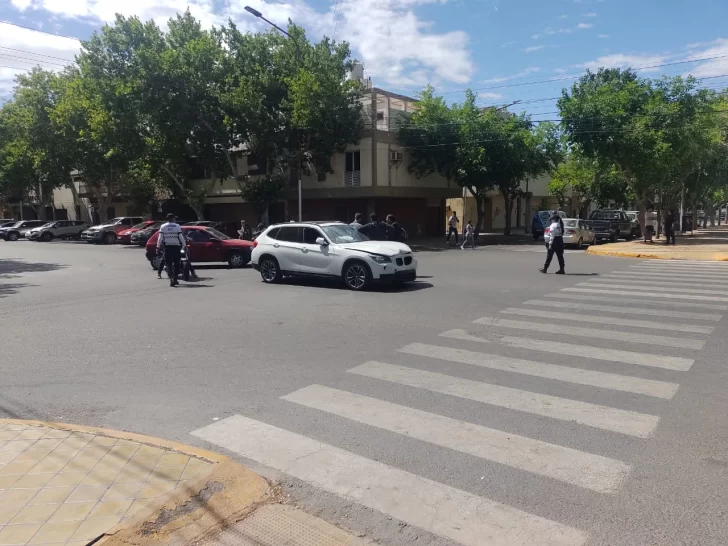 Choque en una concurrida esquina capitalina entre un Corsa y una BMW