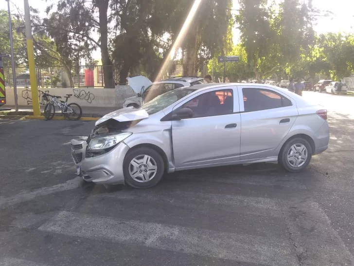 Choque entre autos deja a una mujer hospitalizada