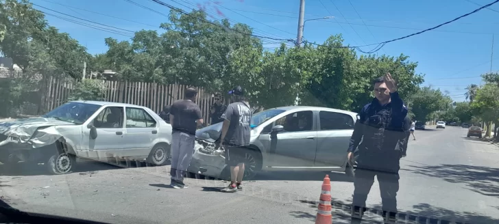 Aparatoso choque entre un Fiat Punto y un Renault 19 en Comandante Cabot