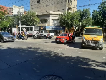 Joven ciclista fue hospitalizado tras ser embestido por un auto en el microcentro