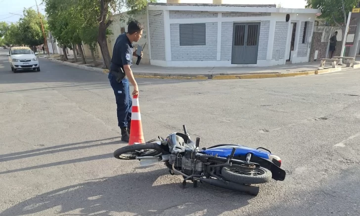 Un choque entre un auto y una moto dejó dos personas heridas