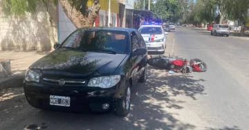 Padre e hijo viajaban en moto, chocaron a un auto estacionado y terminaron en el hospital