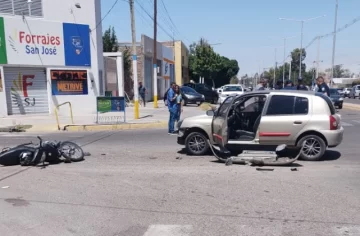 Fuerte choque entre un auto y una moto terminó con el motociclista fracturado