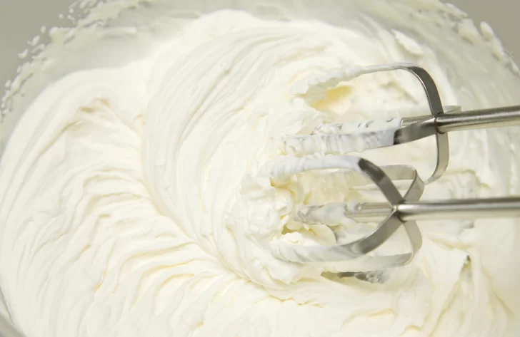 Receta de crema chantilly: cómo prepararla en casa, de forma sencilla y económica