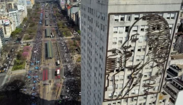 El Gobierno analiza cerrar y demoler el edificio con la imagen gigante de Evita en la 9 de Julio