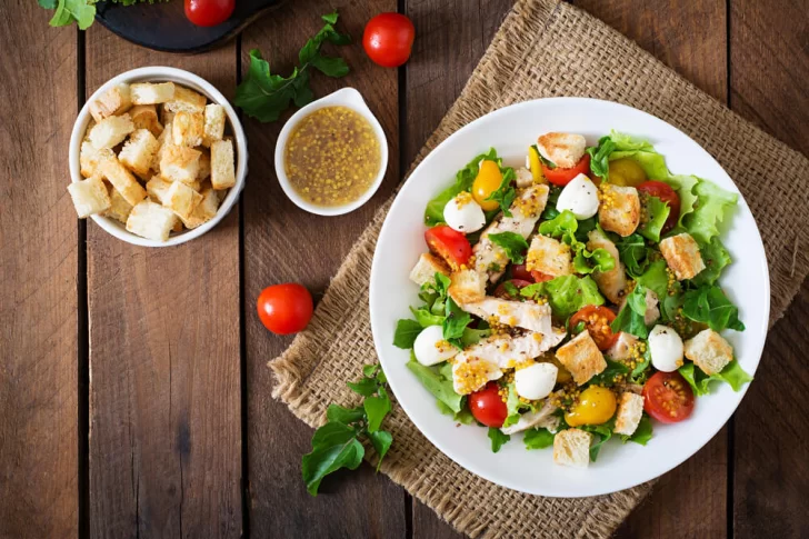 Cómo preparar la verdadera ensalada César: una receta fácil, clásica y que le gusta a todos