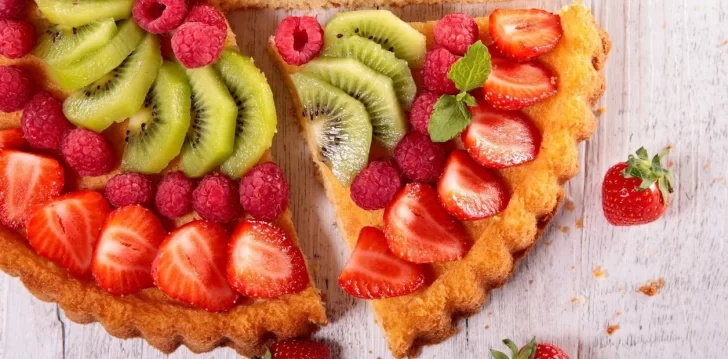 Receta de tarta de frutas con crema diplomata: fácil y riquísima