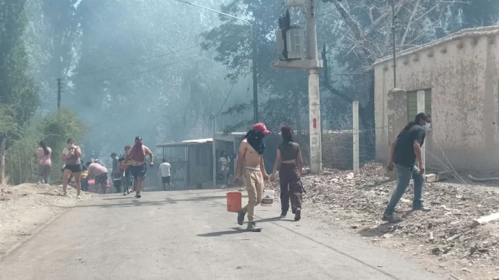 [VIDEOS] Incendio voraz en Iglesia: dos familias perdieron todo por el fuego