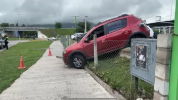 Intentó estacionar en un supermercado, terminó colgada de un alambrado: se volvió viral